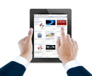 Hand h&auml;lt ein iPad mit ge&ouml;ffneter Webseite